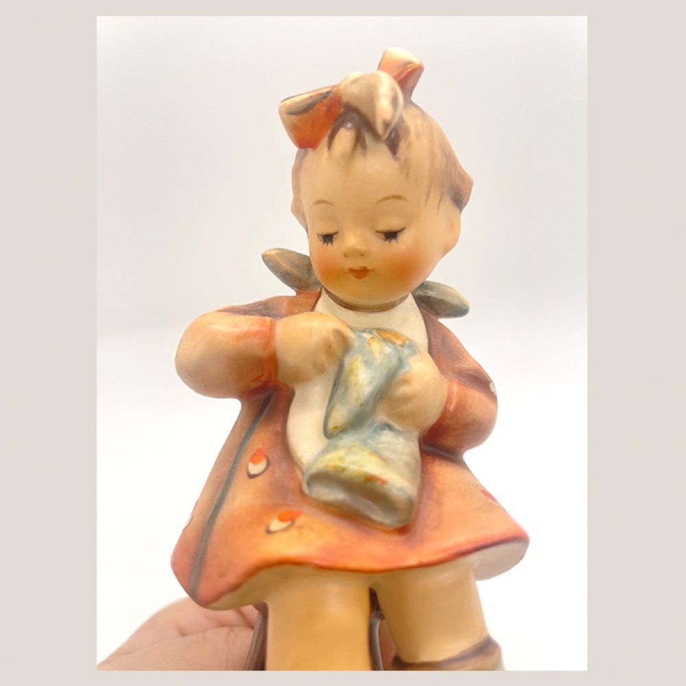 "Mother's Helper" #133 - Goebel HUMMEL TMK-3 (1957-1963)
